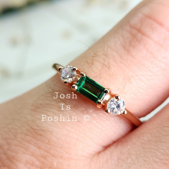Three stone emerald ring in rose gold over sterling silver - Picture 4 of 11